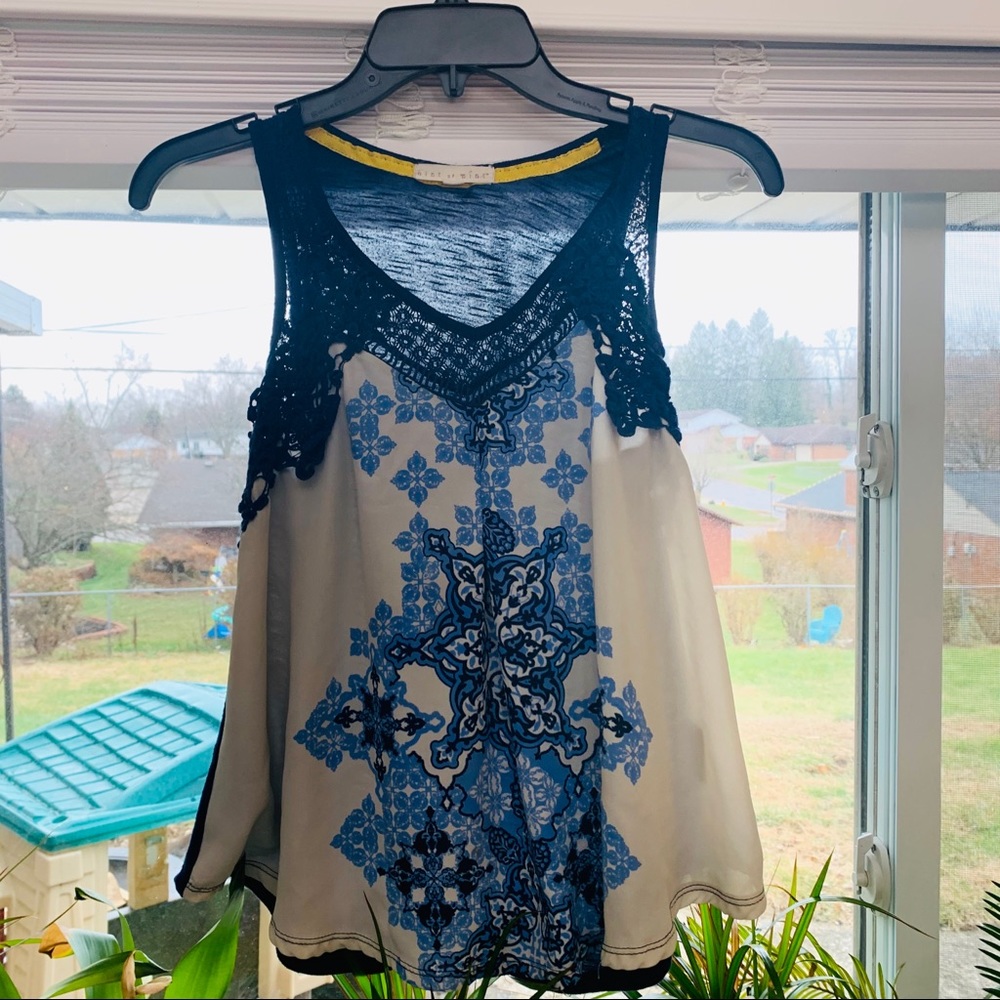 Sleeveless top with lace straps and floral design